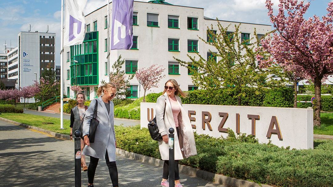 Univerzitu v Plzni hlídají detektory střelby a panických výkřiků